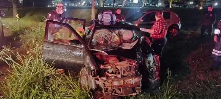 Carro bate contra poste em trevo de Toledo e três pessoas ficam feridas