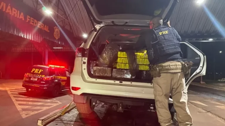 PRF apreende Hilux roubada com 640 quilos de drogas em Terra Roxa