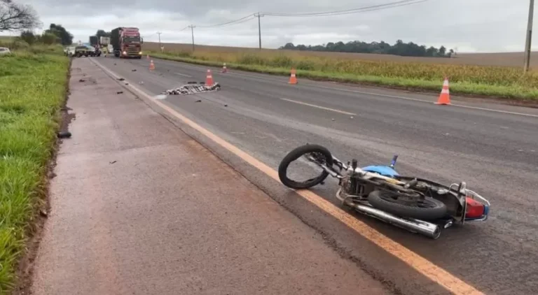 Motociclista morre em batida frontal com carreta 